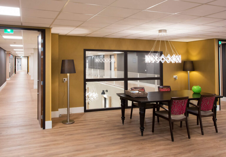 Ontvangst verdieping zorginstelling projectinrichting zorgmeubilair