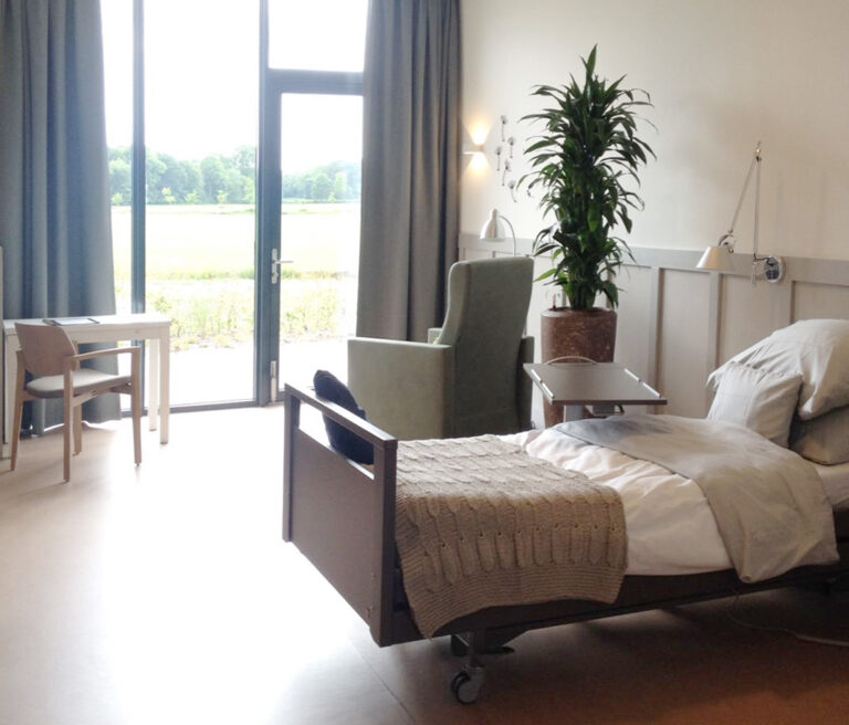 Eigen slaapkamer met hoog laag bed in zorginstelling Tiel