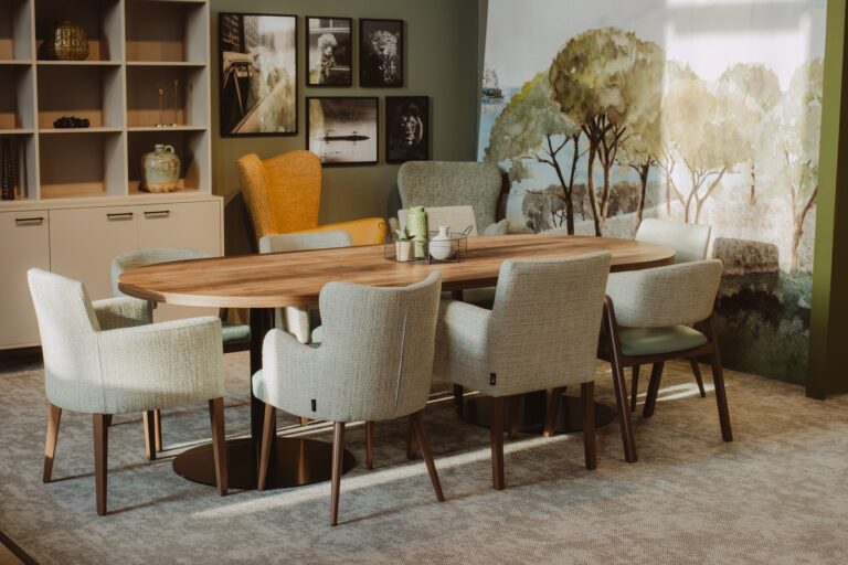 De Luxe Vakkenkast, Stoelen Obi Open, Obi Dicht, Petra, Jasy, Kai, Voip, Kelly Flow Hole Maple, Kelly Maple Hole, Jess Hoog Faut
